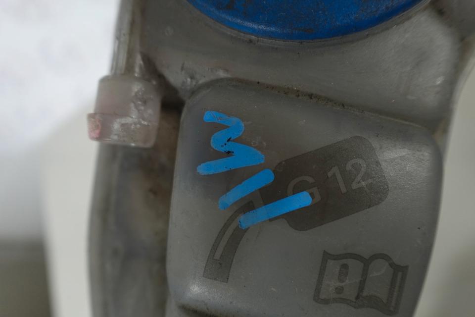 Audi A4 B8 Avant Scheibenwaschbehälter Wischwasserbehälter M11 – Bild 5