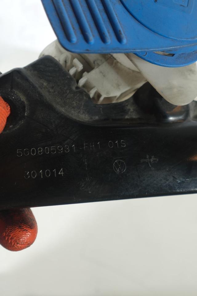 VW Golf 7 Variant Einfüll/ Wischwasserstutzen+Halter Original M03 – Bild 2