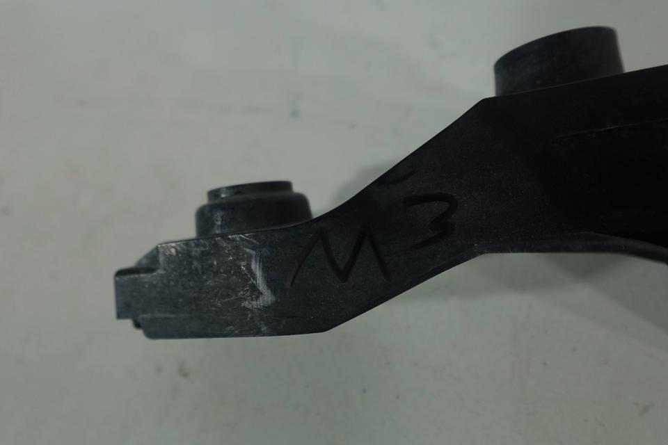 VW Golf 7 Variant Stoßstangenhalter Führung vorne links M03 – Bild 6