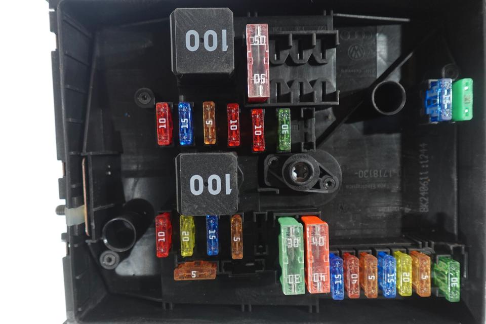 VW Touran 1T Sicherungskasten Motorraum Batterie M04 – Bild 3