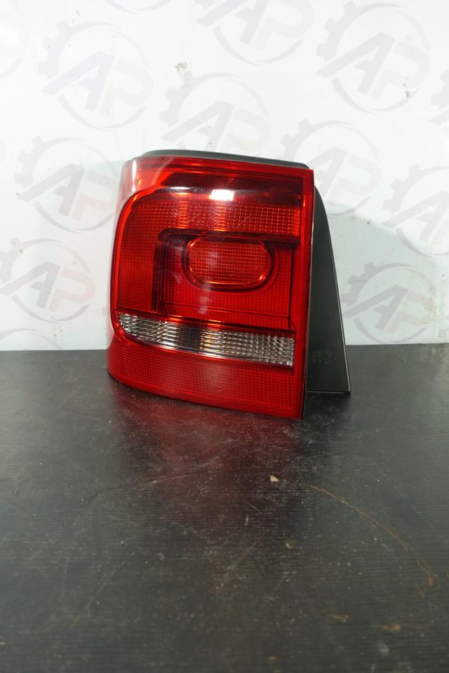 Original VW Touran 1T3 Rückleuchte links außen 1T0945095R N17 – Bild 2