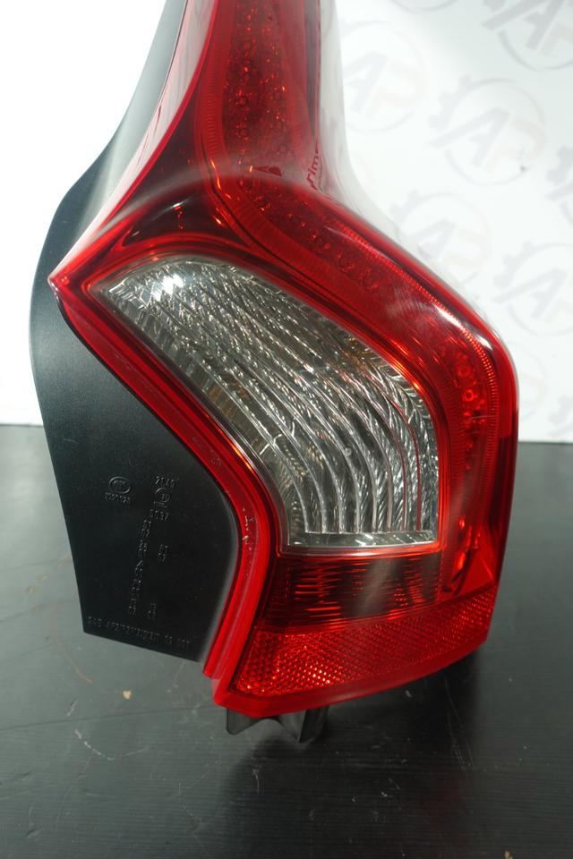 Volvo V60 Rückleuchte Heckleuchte Rücklicht Rechts Außen 2013 M33 – Bild 2
