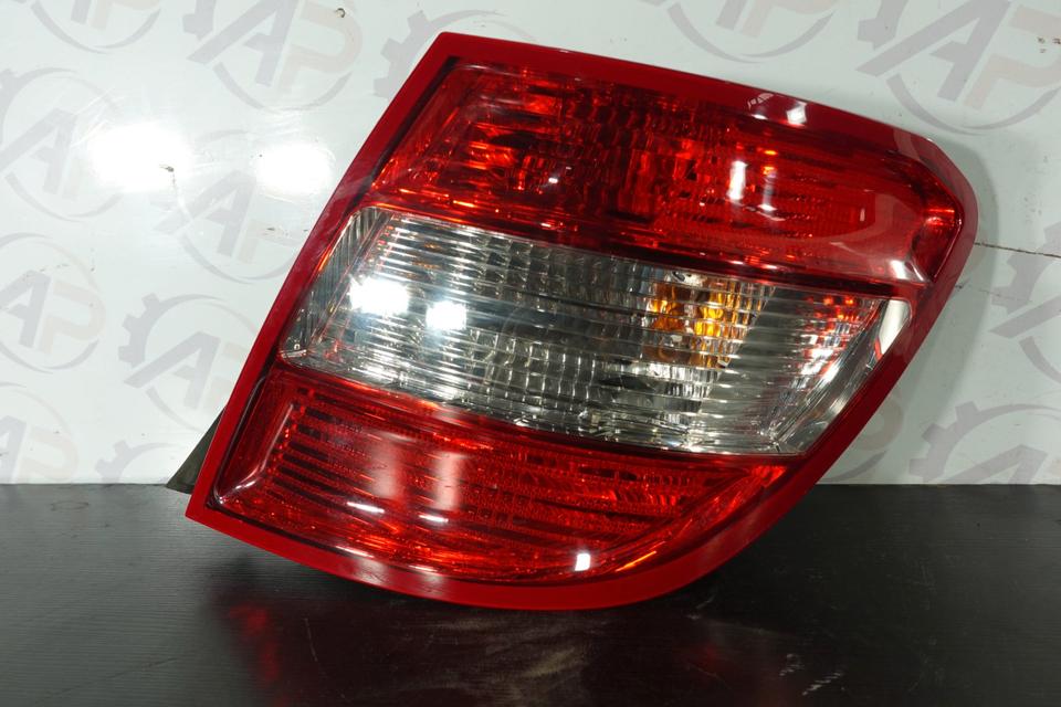 Rückleuchte Rücklicht rechts Mercedes C-Kl W204 C200 CGI 2011 M09 – Bild 2