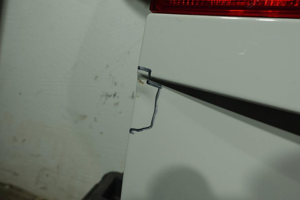 VW Touran 1T Heckklappe Weiß B9A 1T0827025Q Scheibe Leuchten M38 – Bild 8