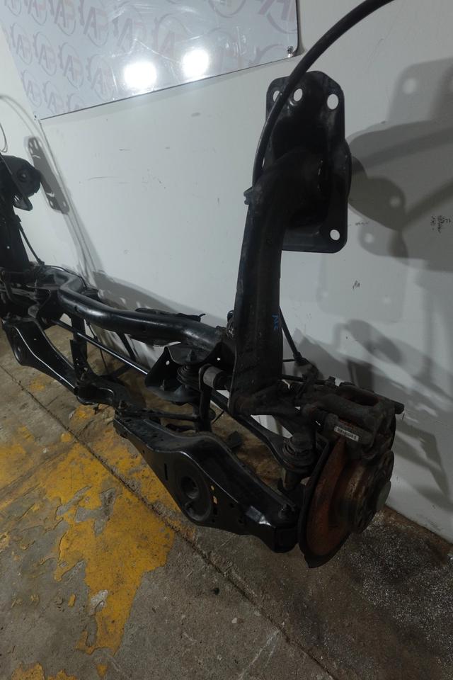 VW Golf 6 Hinterachse Achsträger Bremssättel Radnaben 2010 N06 – Bild 3