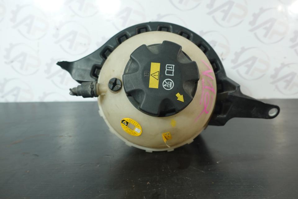BMW 5er F10 F11 Kühlmittel Ausgleichsbehälter 7647285 N12 – Bild 5