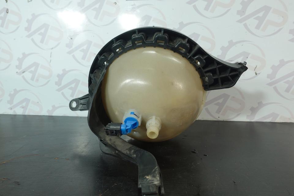 BMW 5er F10 F11 Kühlmittel Ausgleichsbehälter 7647285 N12 – Bild 6